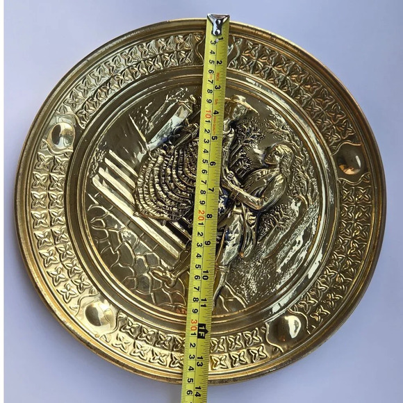 Set of 2 Vintage Brass Embossed Metal Wall  Plates, Romantic Scenes - Picture 11 of 14